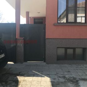 Къща с два жилищни и един призмен етаж в гр. Бяла Слатина