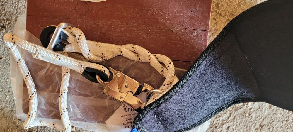 Casca protecție și centura de poziționare constructii