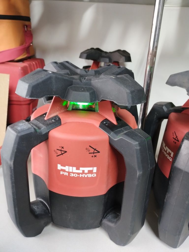 Laser hilti cu fascicul verde de generație nouă în cutie cu trepied .