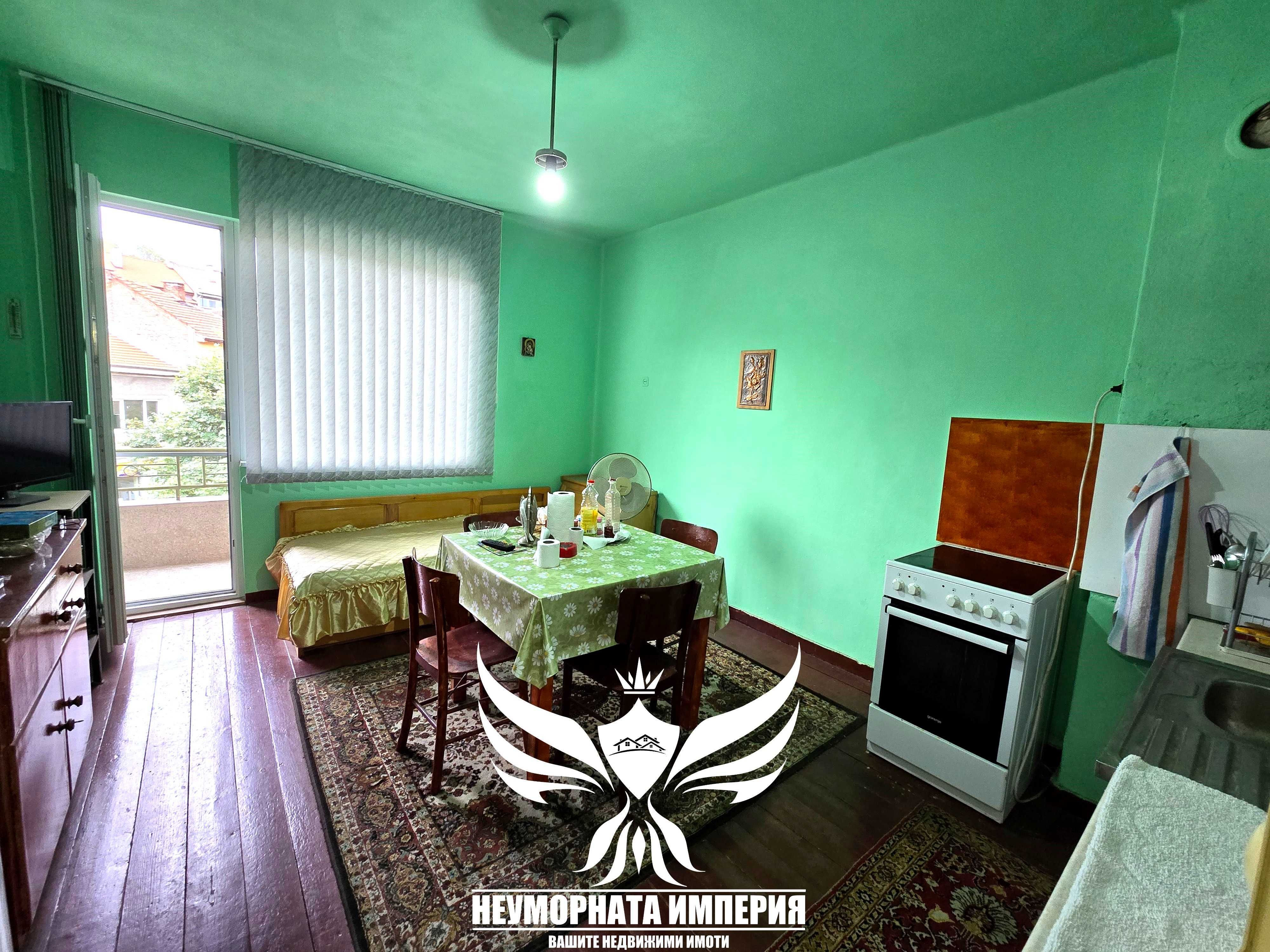 Продавам тристаен/четиристаен 102кв 2 ет. в Асеновград център