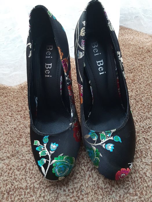 Pantofi cu toc gros negri cu flori brodate 37