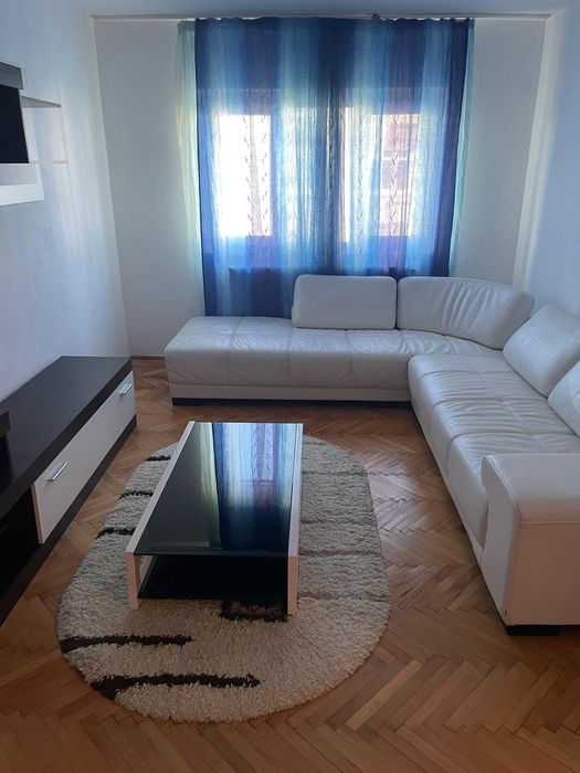 Închiriez apartament