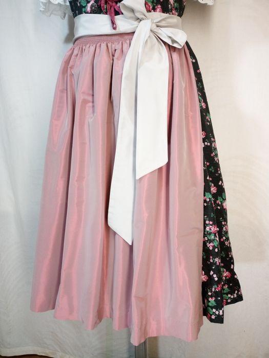 Dirndl Nr.40 - 42 Sarfan Rochie bavaeza, tiroleza 
Rochie tradițională