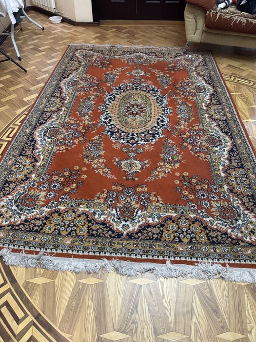 Посуда вазы шторы ковры мебель холодильники стаканы, кровати, конционе