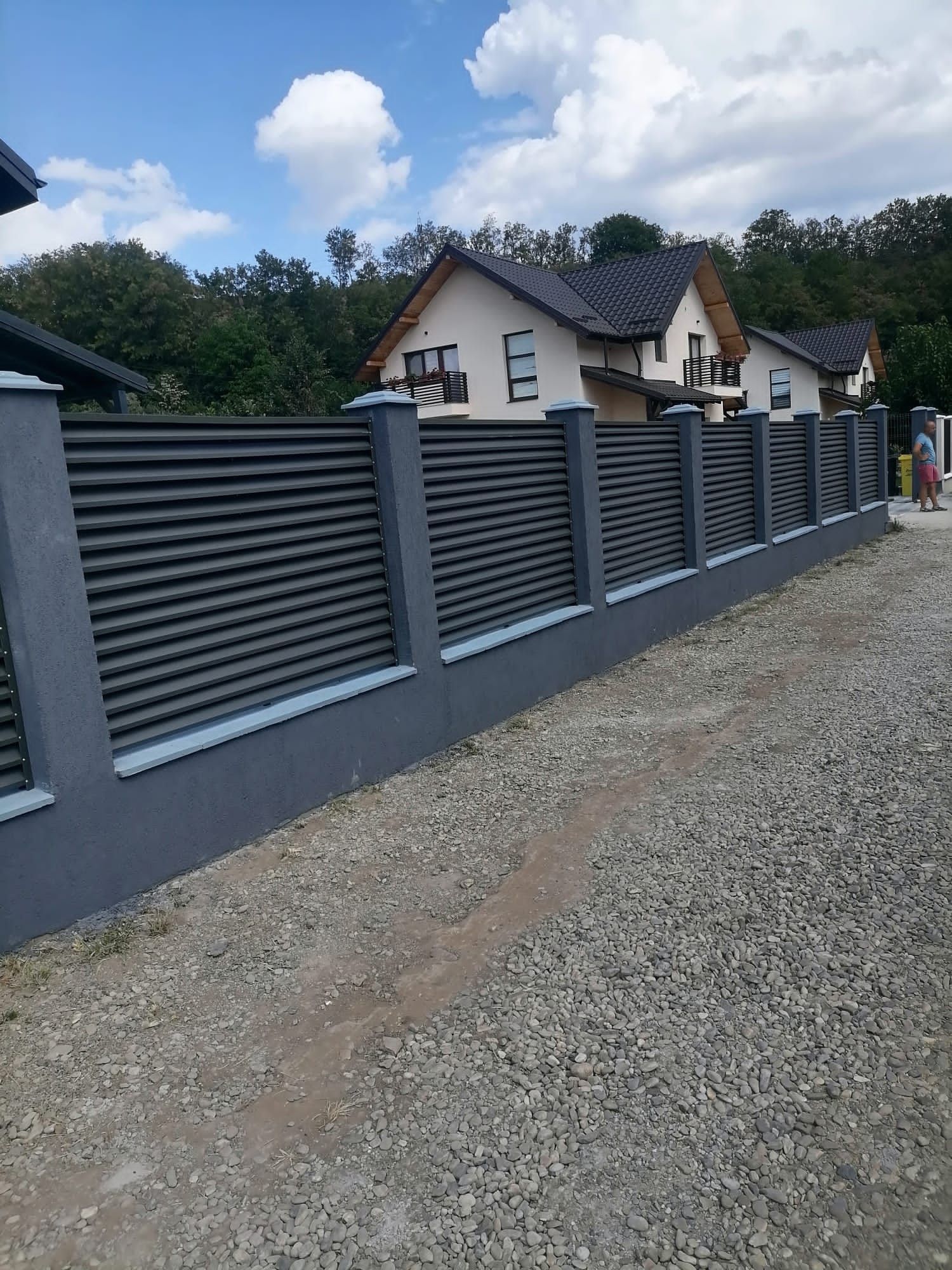 Construim garduri din sipca metalica, panou jaluzele, tabla, plasa BCA