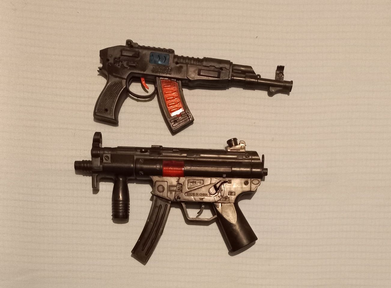 Два детски пистолета и водна пушка