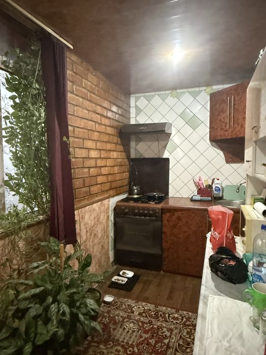 Чиланзар 24 2 комнатная кирпич ,балкон 2х6