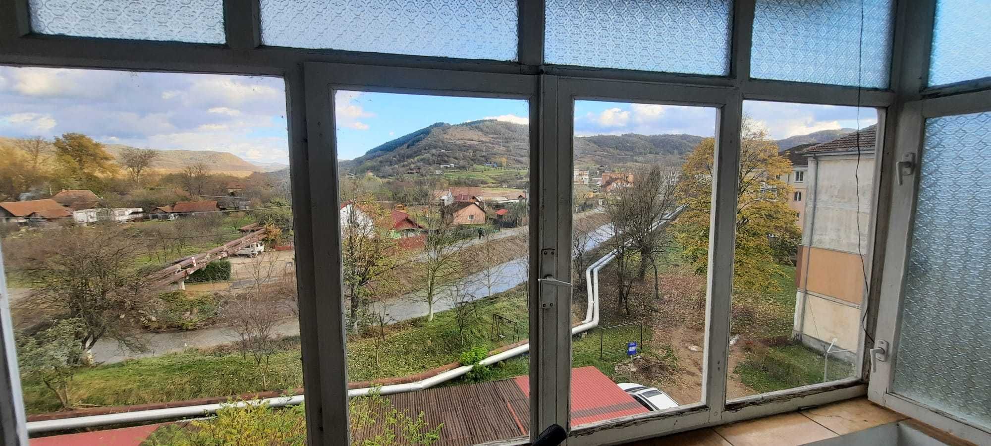 Apartament de închiriat / vânzare cu 2 camere in Brad