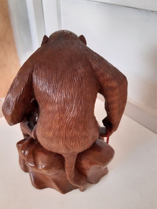 Statue sculpatata in lemn , cu maimute