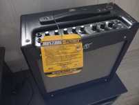 Amplificator Fender Mustang V2, suport chitara, cablu 4m, strap