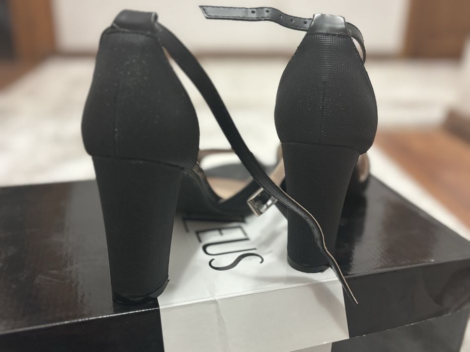 Pantofi negri ,decupați , mărimea 37.Purati o singură dată .