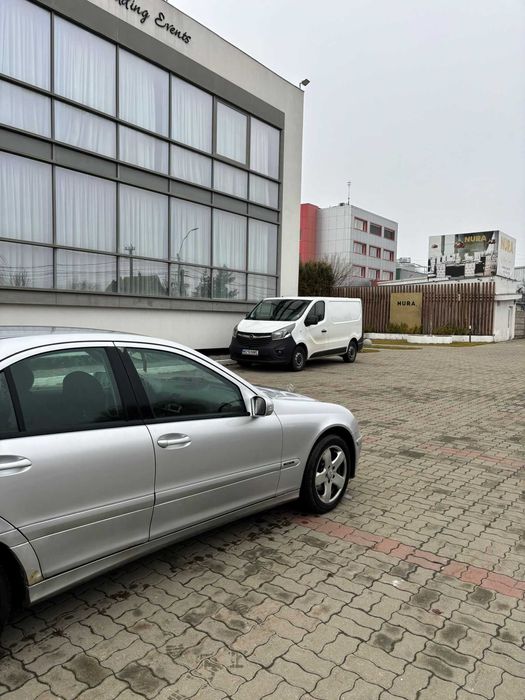Vând Mercedes Benz C200