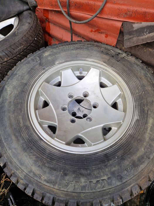 Vand 4 anvelope 235/75/15 stare ff buna aproape noi Pret 1700 neg