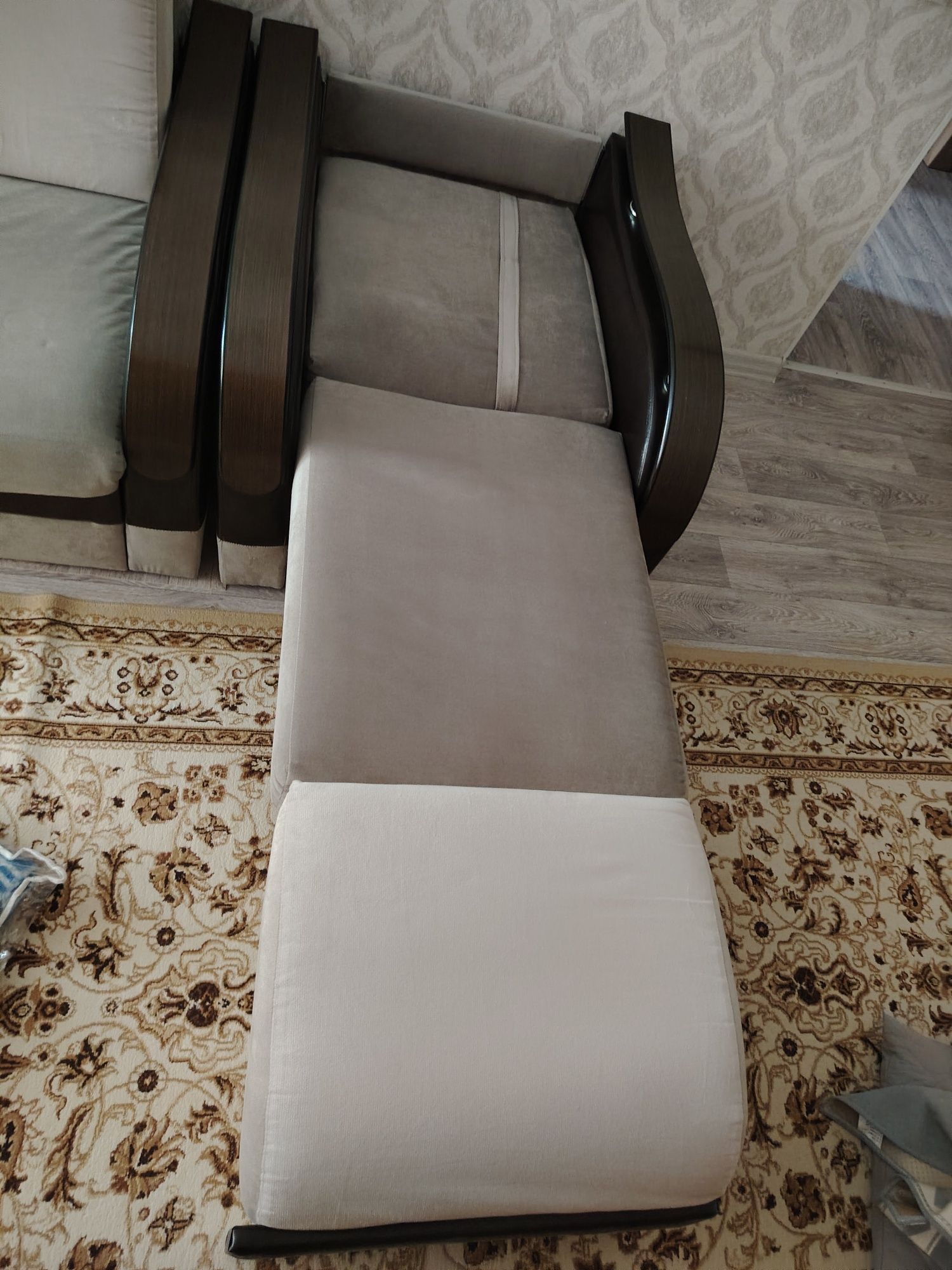 Продам мягкую мебель. (Диван и одно кресло).