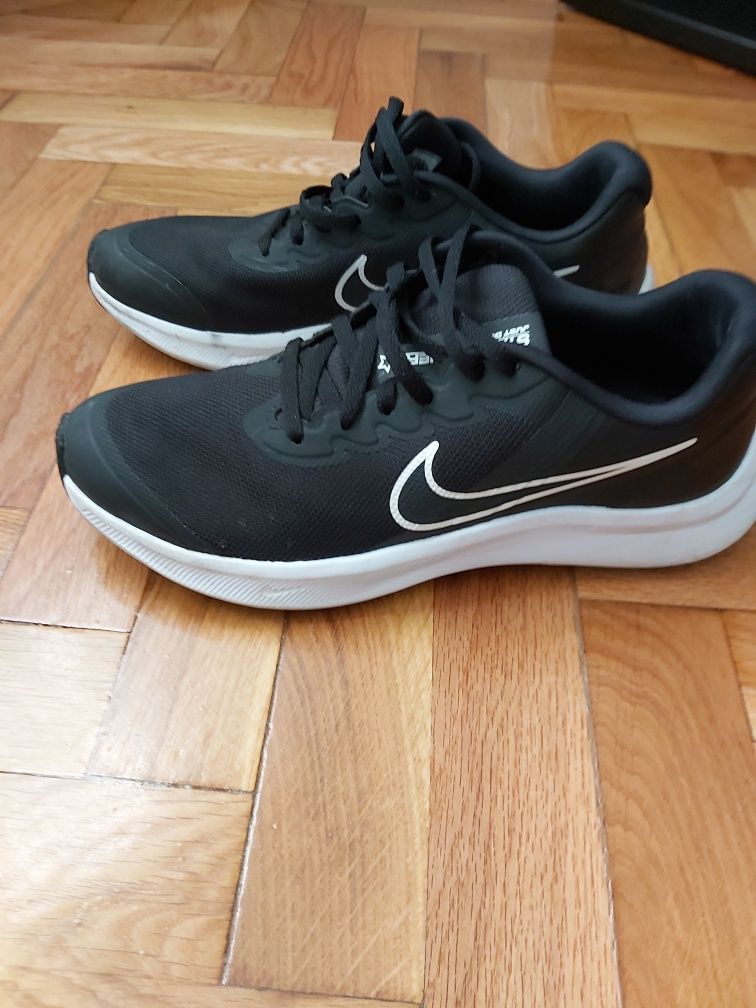 Vând adidași Nike