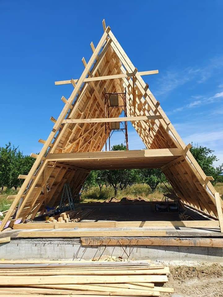 Vand construiesc cabane A Frame