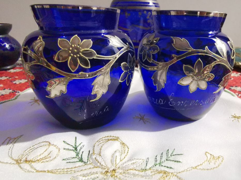 Vază veche de sticlă albastru cobalt vintage cu decor argint