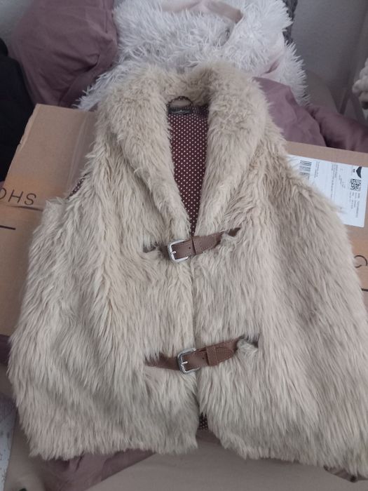 Vând vesta de blana bej