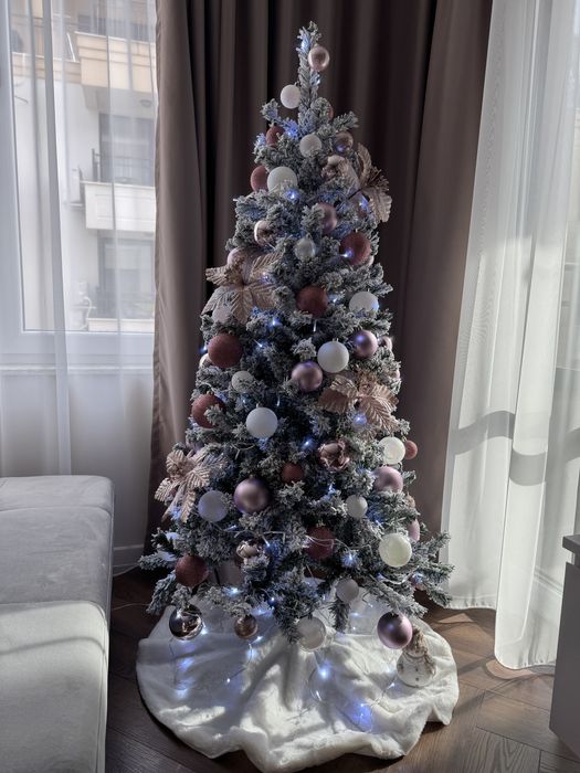 Украсена коледна елха с лампички