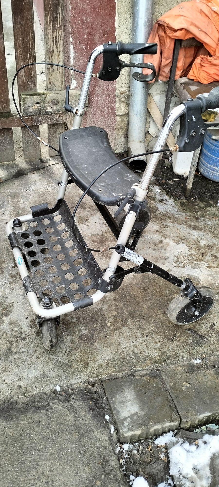 De vânzare cadru cu roti pt persoane cu dizabilitati