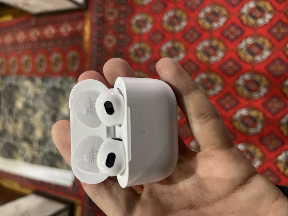 Airpods 2-3 marta ishlatilgan yangidek turibdi, chexoli bilan