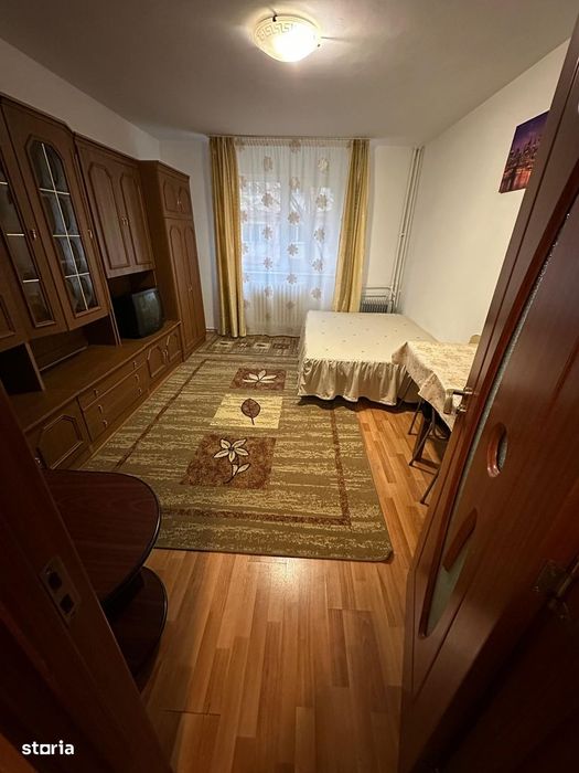 De închiriat garsonieră , Tractorul