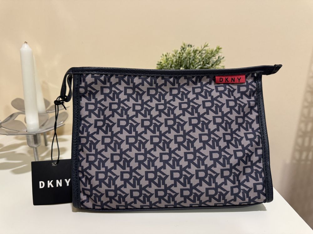 DKNY НОВИ козметични несесери