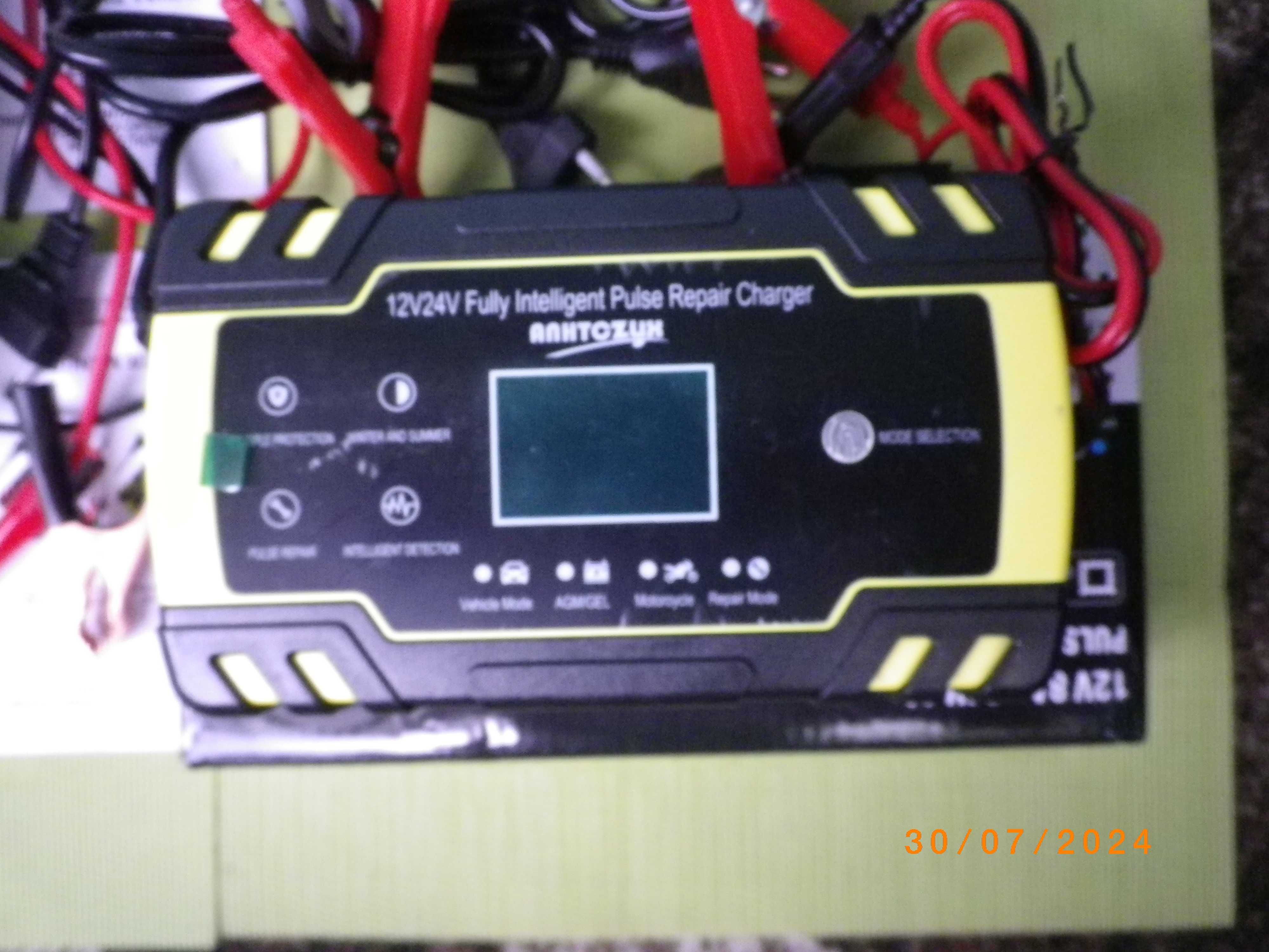 Цифрово SMART зарядно за акумулатори 12V/8A;24V/4A