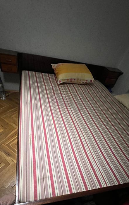 Двойно легло с матрак и вградени шкафчета