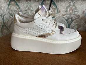 Продам женские кроссовки на платформе. Размер 40.