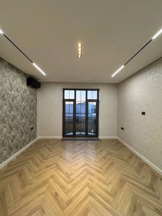 Уч кахрамон постидан 2.5 км кирганда 6 хонали уй сотилади uch qahramon