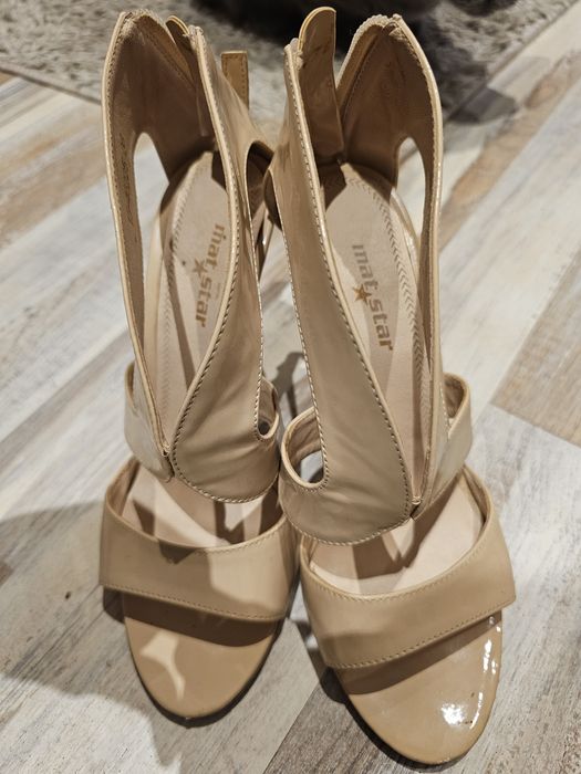 Бежови сандали лак