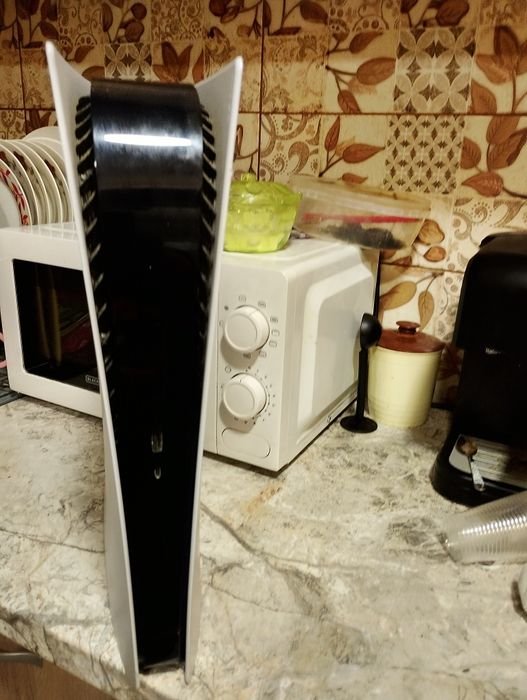 Продавам PS5 без дискове в много добро състояние използвана малко!