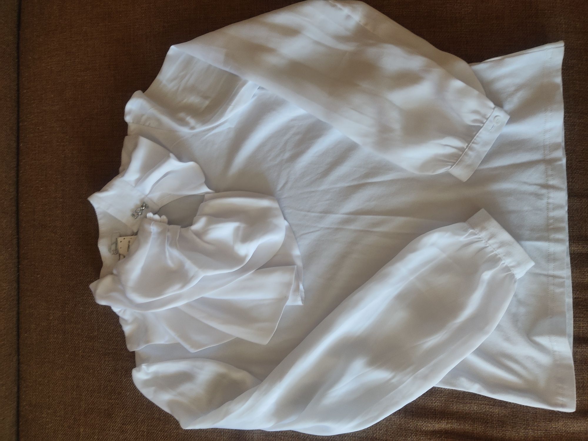 Продам новые белые блузки в школу
