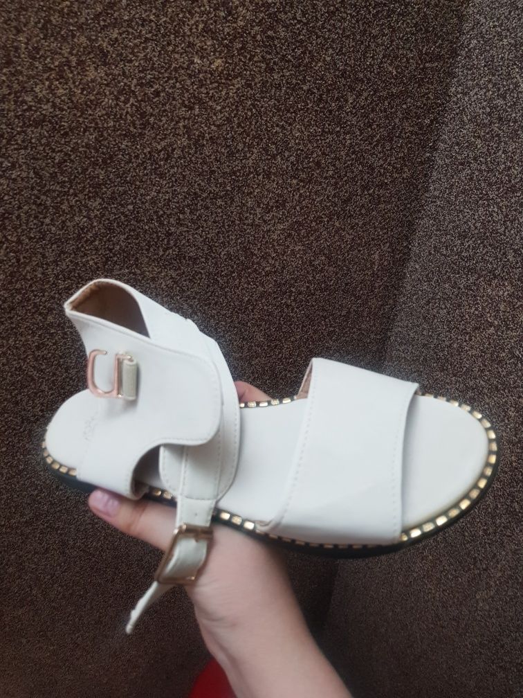 Женская обувь белая