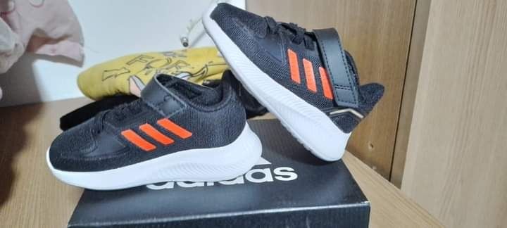 Adidași originali adidas noi.