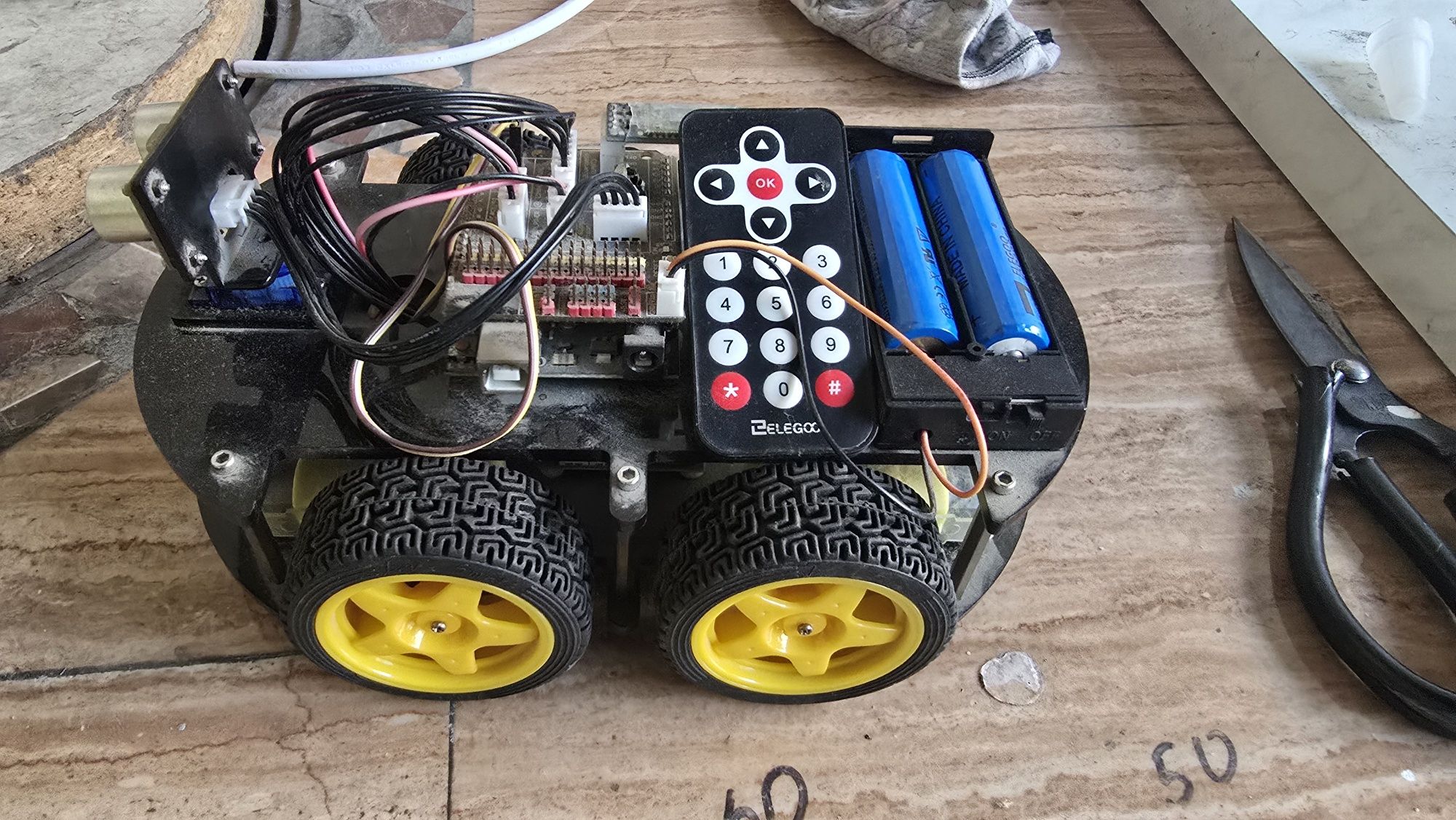 машинка робот. arduino .