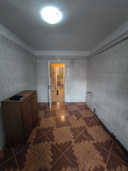 Apartament de vânzare sau închiriere nemobilat .