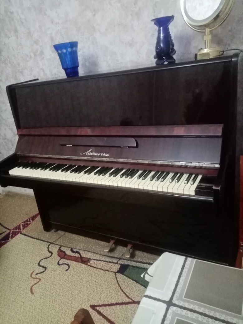 продается пианино "Ласточка"