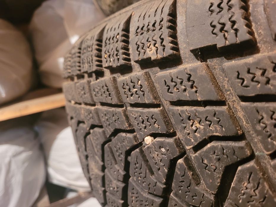 Продам зимние шины стояли на прадо
