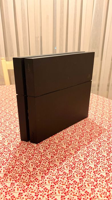 PS4 Pro 1 TB PS4 1 TB  2 manete + 20 jocuri + chitară Guitar Hero