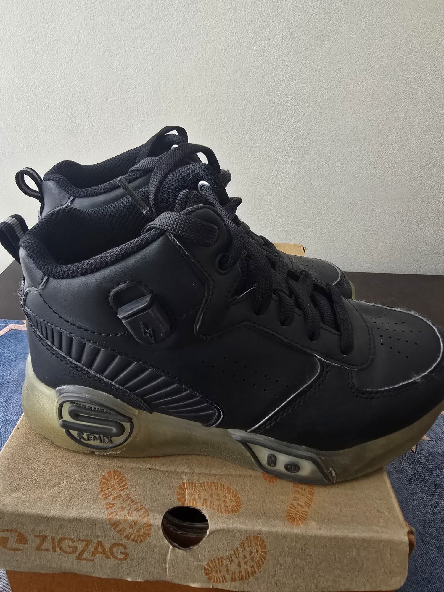 Спортни обувки Skechers светещи