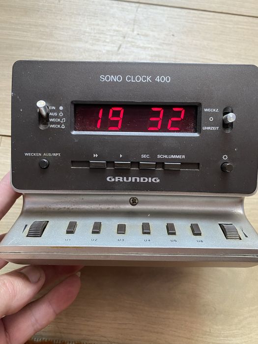 De vanzare 2 bucati radio ceas