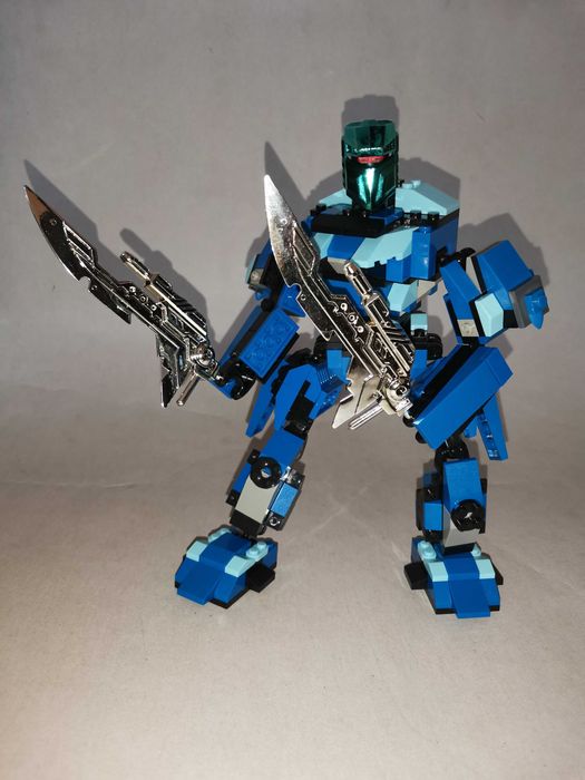 Играчка - робот от над 200 части тип "Лего"