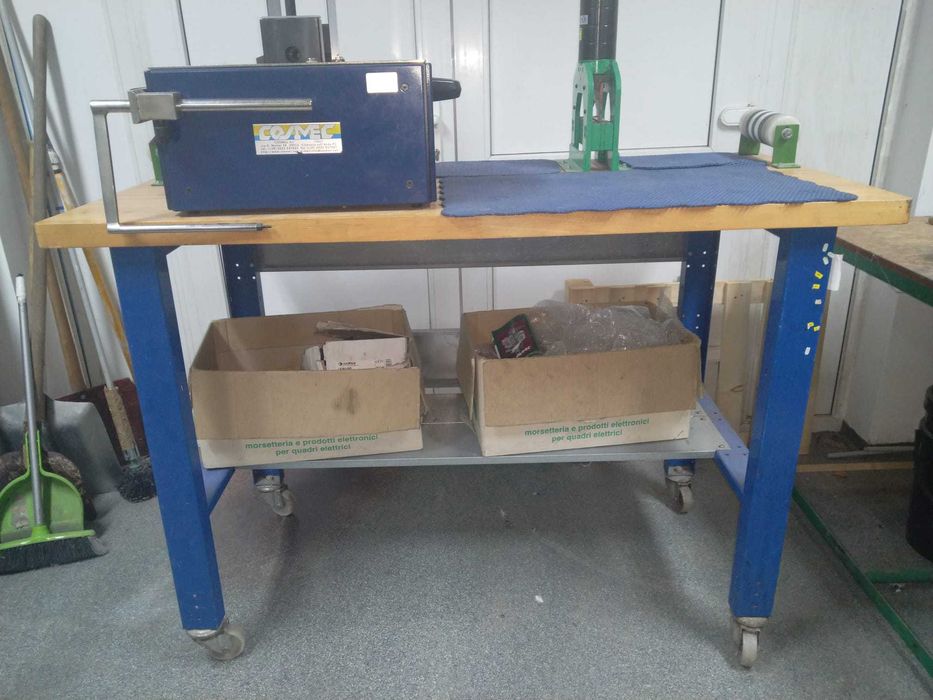 Banc echipat pentru tăiere, găurire și îndoire a barelor de Cu sau Al