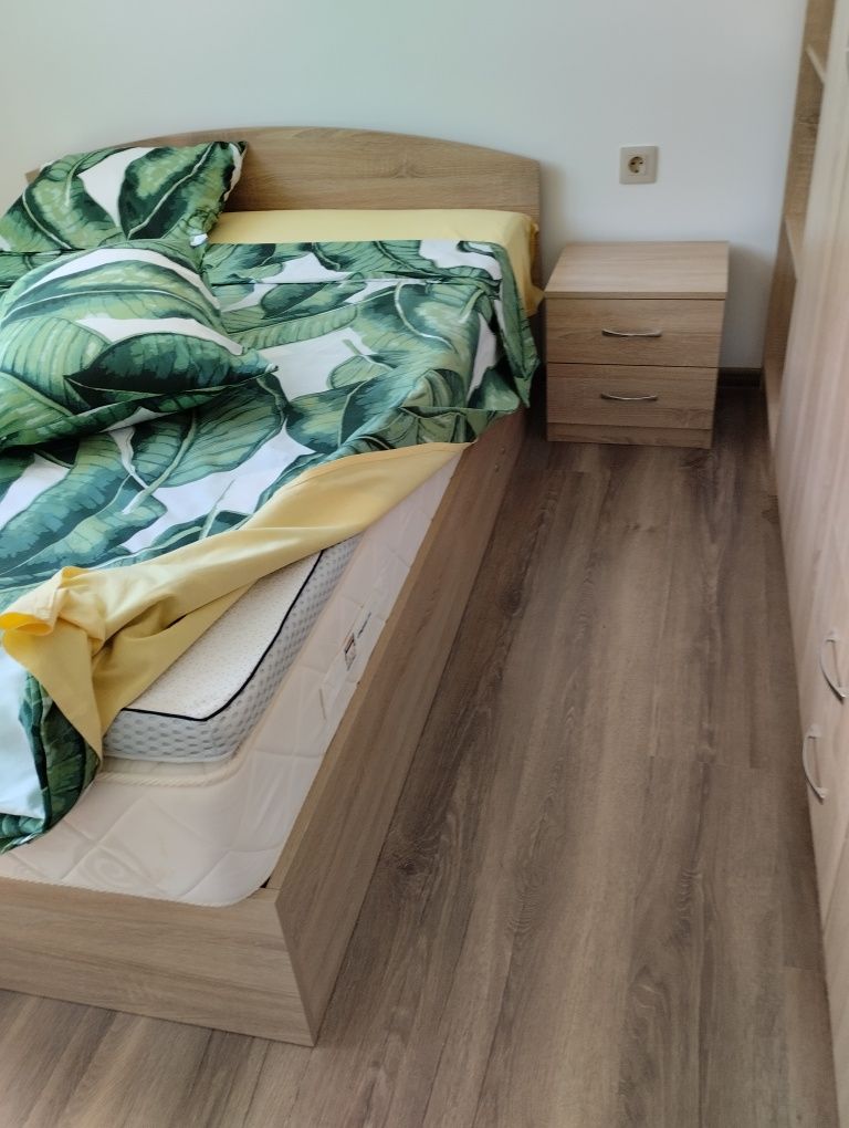 Продава се нова спалня с повдигащ механизъм без матрак р-ри 1.4/1.9