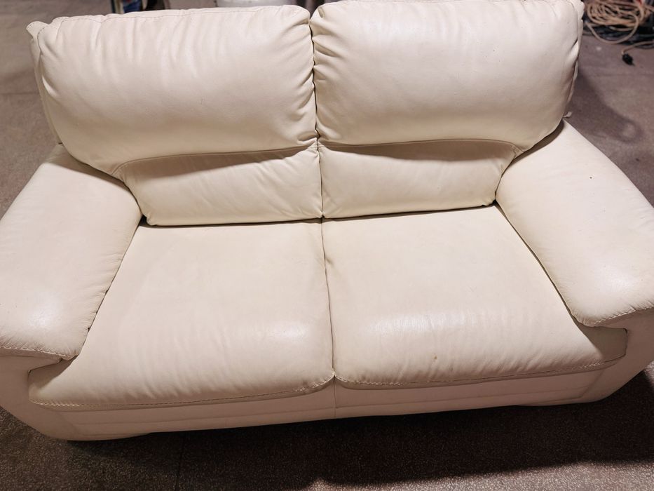 Двуместен диван от естествена кожа