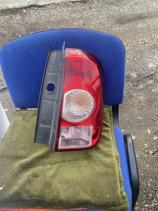 Продавам десен стоп за Дачия Дъстър