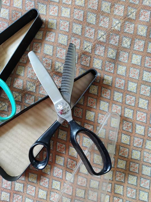 Продавам Професионални Ножици Зиг-заг – 2 броя, нови