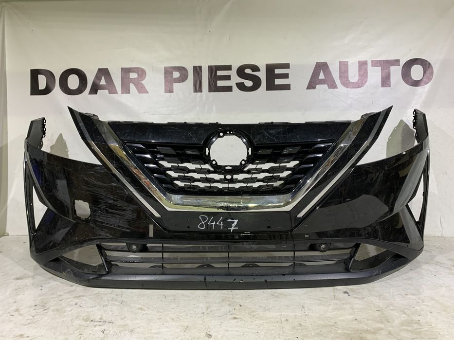 Bara fata Nissan Qashqai, 2021, 2022, 2023, 2024, cod origine OE 620226UA0H, cu gauri pentru senzori de parcare (4). Cromul de pe grila este atins.